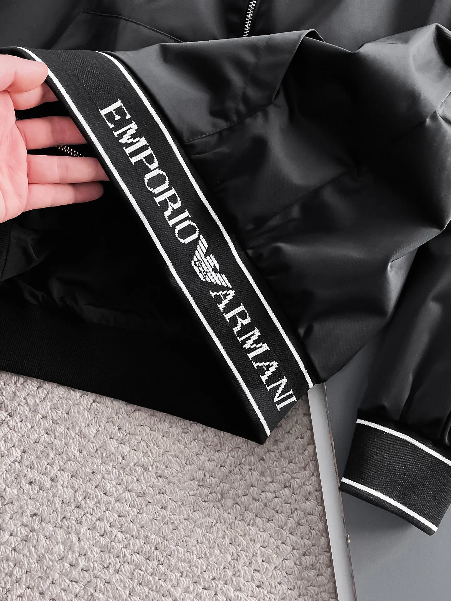 Armani official website Same Style, complete with three labels, on sale in advance. 2026 Autumn and Winter New Arrival men's jacket, Original with complete three labels, Premium version. Custom-made fabrics at the counter. Breathable, high comfort, impeccable details, brand element design concept, reflecting high quality. It feels delicate and soft, presents a casual cut, and has a great upper body shape. Sizes: M～3XL,